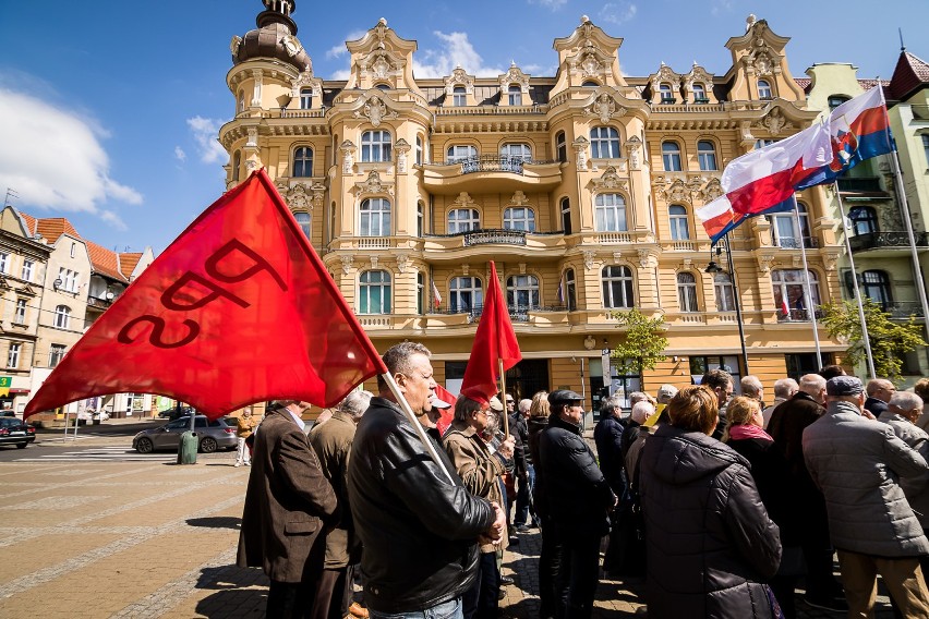 Na placu Wolności spotkali się członkowie SLD, Inicjatywa...