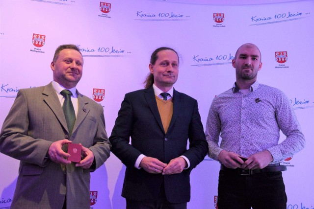 Nagrody starosty międzychodzkiego za wybitne osiągnięcia w dziedzinie sportu i kultury wręczone w Muzeum Zamek Opalińskich w Sierakowie (24.03.2023).
