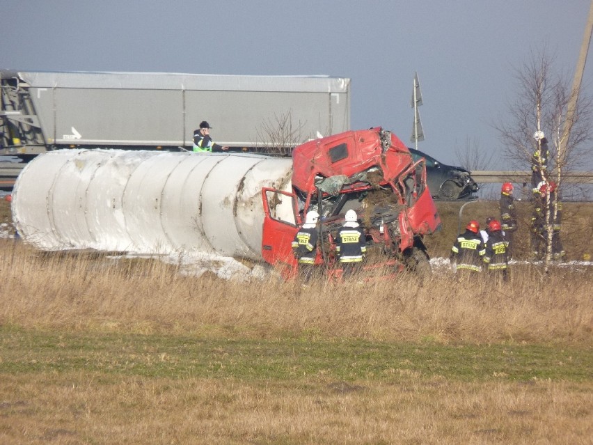 Wypadek na DK 1 pod Radomskiem. Rozszczelniła się cysterna z gazem [ZDJĘCIA]