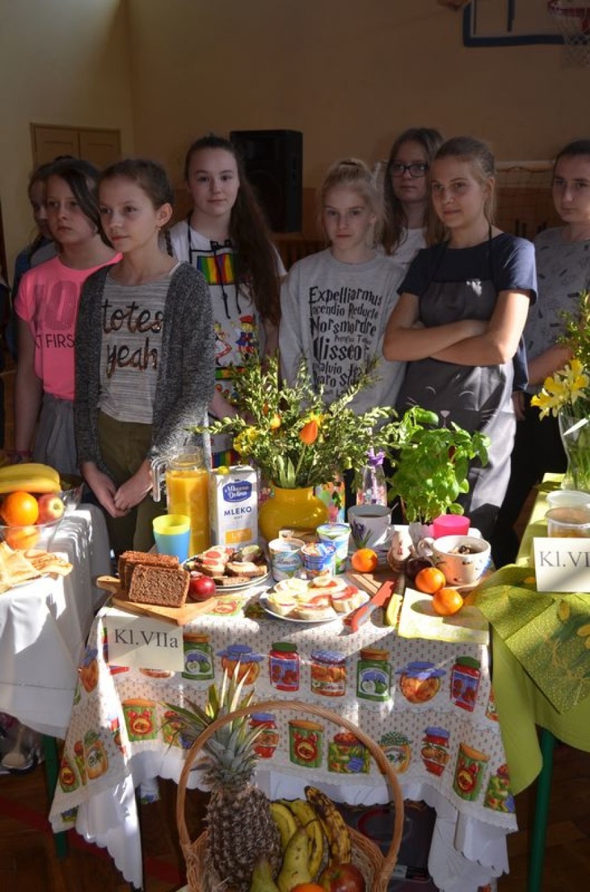 Uczniowie Szkoły Podstawowej Nr 1 w Koźminie Wlkp. promowali ideę spożywania drugiego śniadania [FOTO]