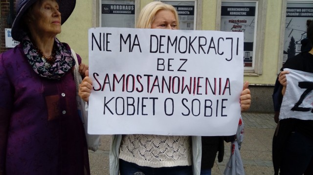 Demonstracja przed Biurem Poselskim PiS w Gdańsku. Skandowano: Wolny wybór dla kobiet! Godziwe życie dla narodzonych