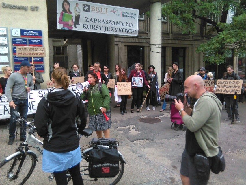 Demonstracja przed Biurem Poselskim PiS w Gdańsku....