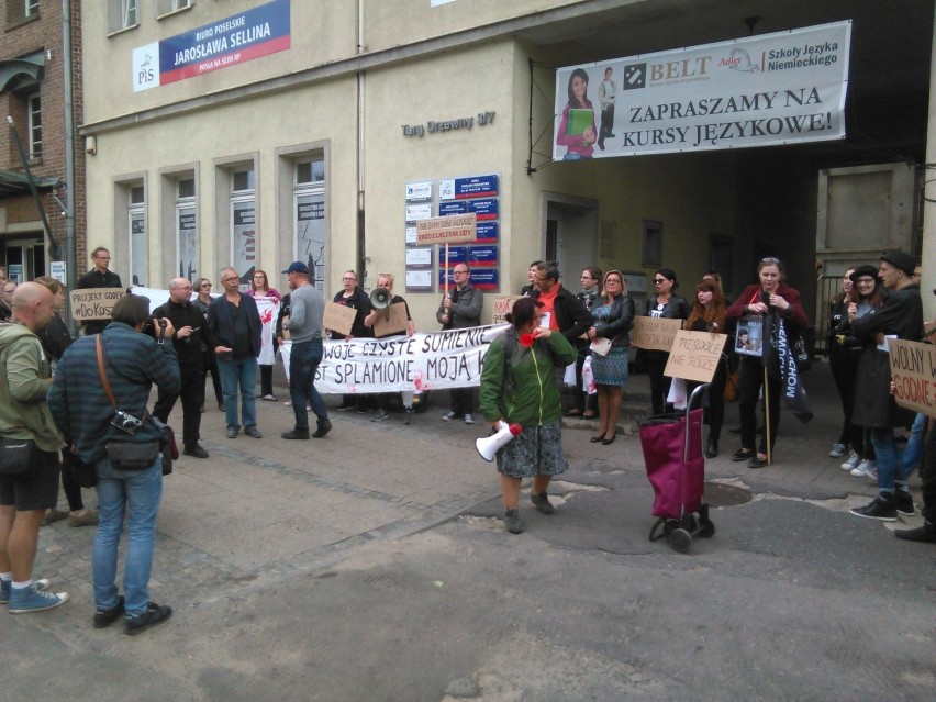 Demonstracja przed Biurem Poselskim PiS w Gdańsku....