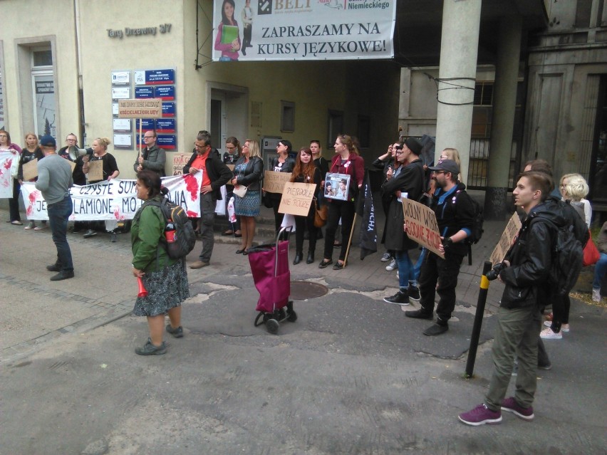 Demonstracja przed Biurem Poselskim PiS w Gdańsku....