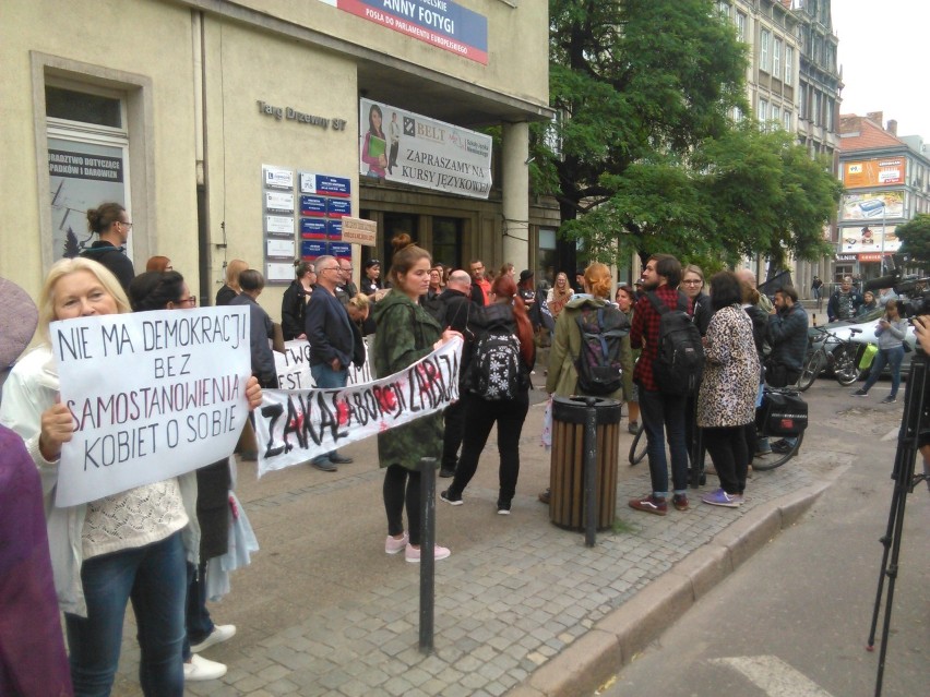 Demonstracja przed Biurem Poselskim PiS w Gdańsku....