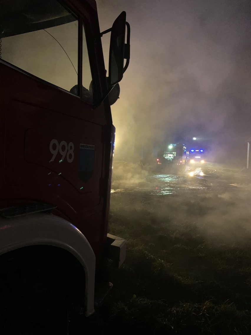 Pożar w Skrzydłowicach w gminie Pawonków. Spaliła się stodoła oraz blisko 100 bali słomy