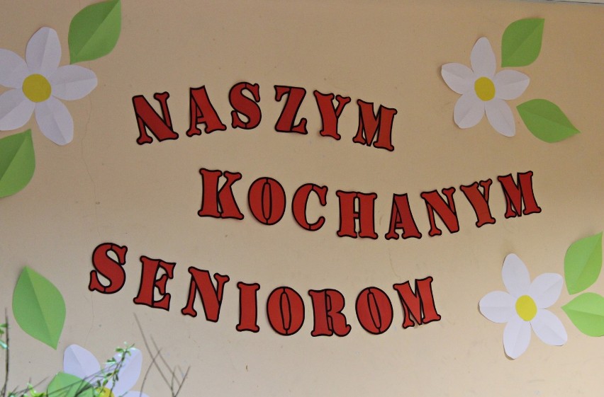 Łomnica. Naszym kochanym seniorom