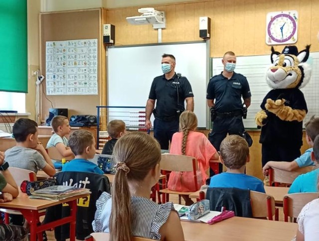 Policjanci odwiedzają szkoły w powiecie brzeskim i apelują o bezpieczeństwo.
