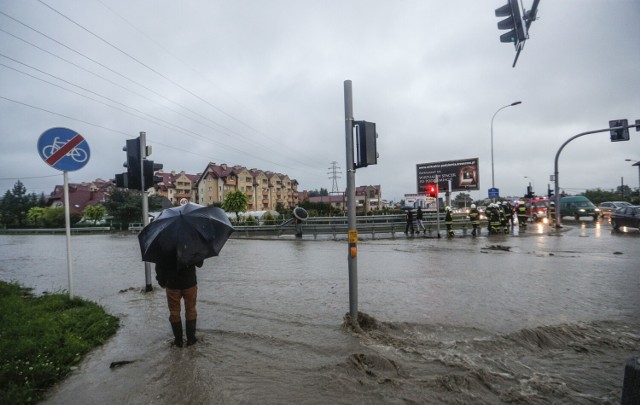 Rok temu o tej porze mieliśmy do czynienia z powodzią. Zobaczcie, jak wyglądało miasto i okolice