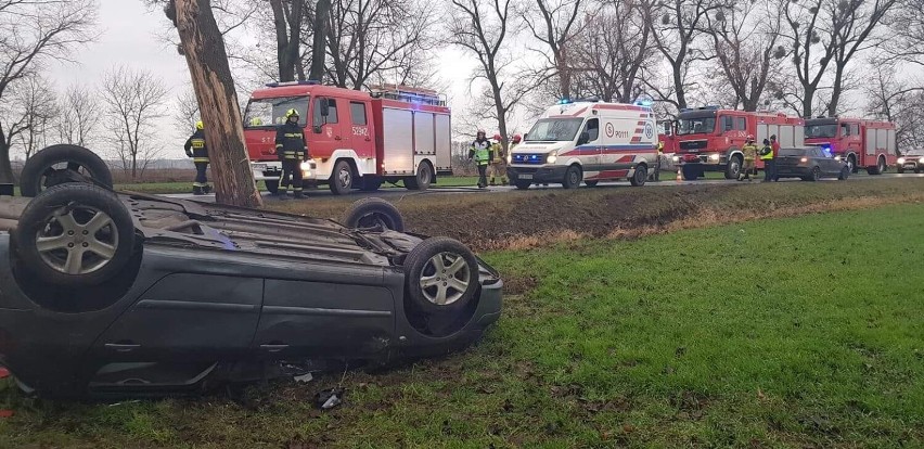 Kobieta z nieznanych przyczyn wjechała do rowu na DW241