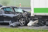 Śmiertelny wypadek na autostradzie A1 w Rulewie. Samochód zderzył się z ciężarówką [zdjęcia]