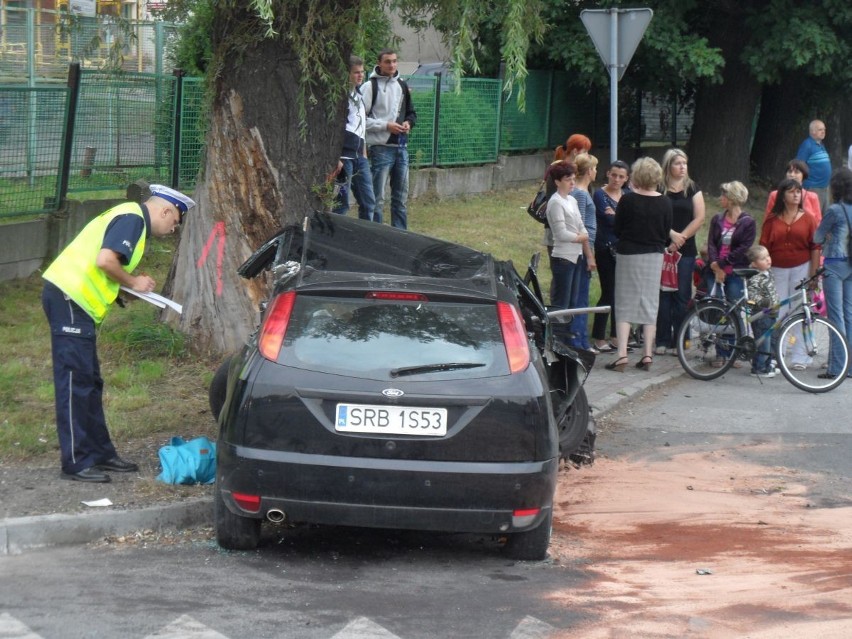 Wypadek w Przegędzy na DW 925. Zderzenie ciężarówki z fordem. Droga jest odblokowana. [ZDJĘCIA]