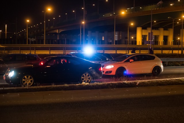 Szybcy i wściekli, czyli nocne wyścigi w Warszawie. Gdzie najczęściej zbierają się amatorzy mocnych wrażeń i jak miasto z nimi walczy?