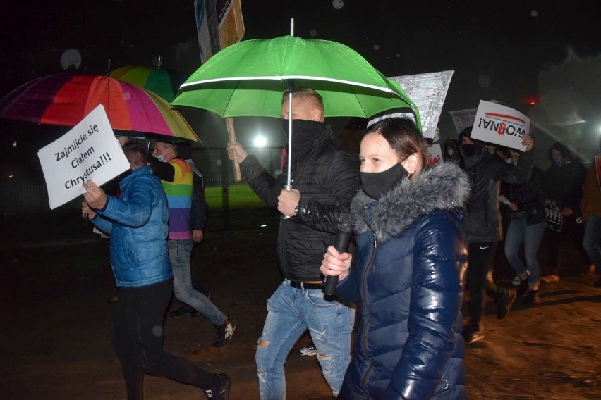 Protest kobiet w Skokach. Ulicami miasta przeszła manifestacja 