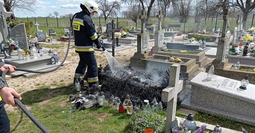 Strażacy ze Starej Dąbrowy gasili palący się nagrobek