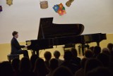 Mateusz Krzyżowski dał koncert na nowym fortepianie w szkole muzycznej w Tychach