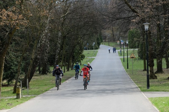 Park Śląski w Wielkanoc jest pełen spacerujących mieszkańców.

Zobacz kolejne zdjęcia. Przesuwaj zdjęcia w prawo - naciśnij strzałkę lub przycisk NASTĘPNE