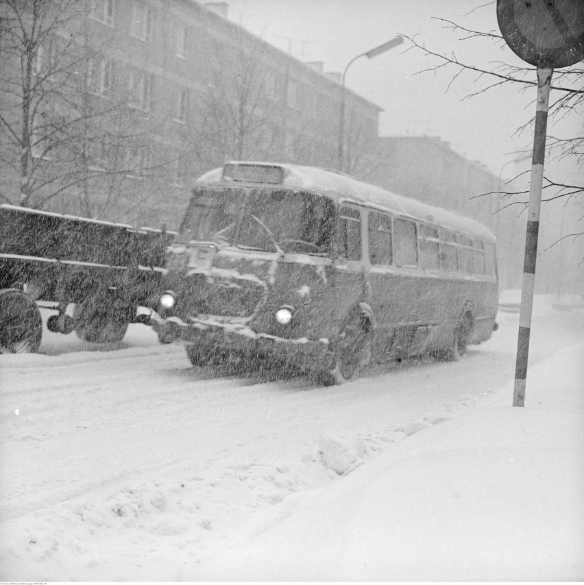 Prawdziwa zima nadeszła. Tak wyglądała zima stulecia 1979 na archiwalnych zdjęciach 