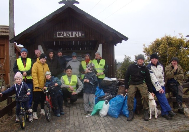 To już kolejna akcja sprzątania wsi i mieszkańcy Czarliny coraz liczniej w niej uczestniczą. Zebrano kilkadziesiąt kilogramów śmieci.