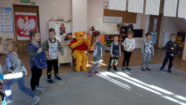 Pluszowy miś był dla dzieci z przedszkola w Przemęcie wspaniałą niespodzianką i sprawił im wiele radości.