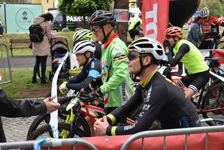 Około 300 rowerzystów stanęło na starcie kolejnego etapu...