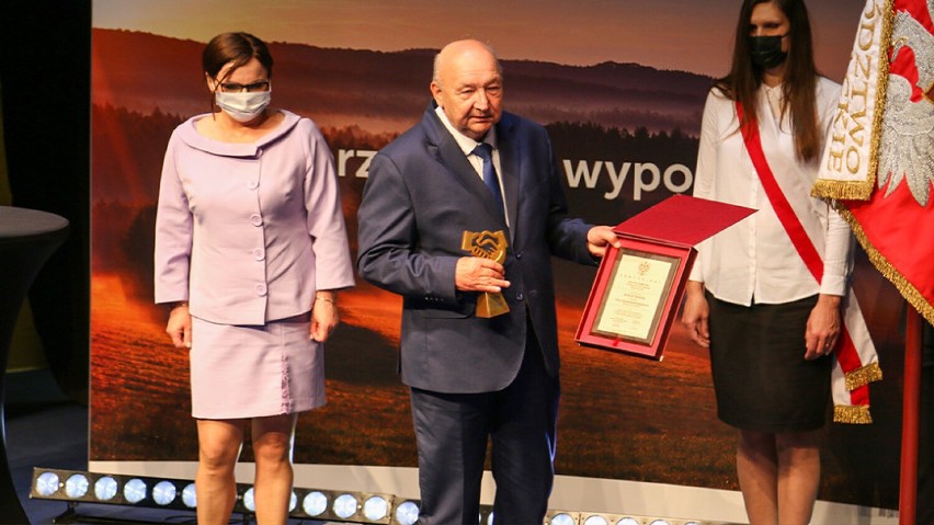 Stanisław Rokosz, wójt Gminy Dębica z nagrodą "Podkarpacki Samorządowiec Bliski Rodzinie - Amicus Familiae"