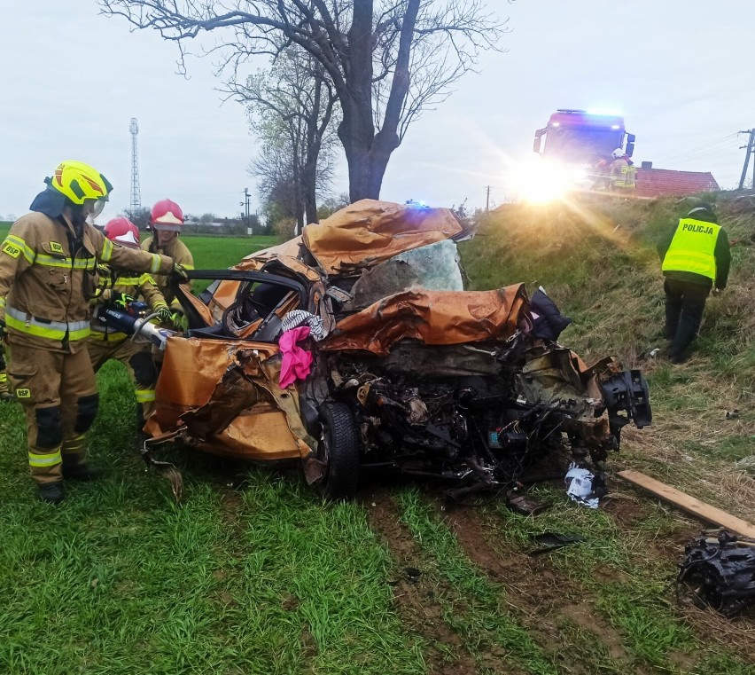 Wypadek śmiertelny w Sękowie, w gminie Duszniki. Samochód osobowy przygnieciony ciężarówką