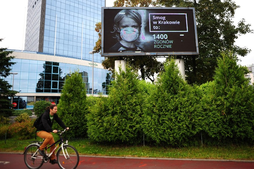 Kraków. Wielki billboard mówi o tysiącach ofiar smogu. Kampania podczas ŚDM 