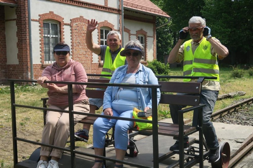 Rajd rowerowy Grodziskiego Stowarzyszenia Uniwersytet Trzeciego Wieku