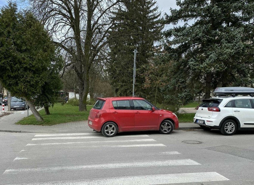 Róg ulic Zagórska i Zielińskiego - auto zaparkowane na......