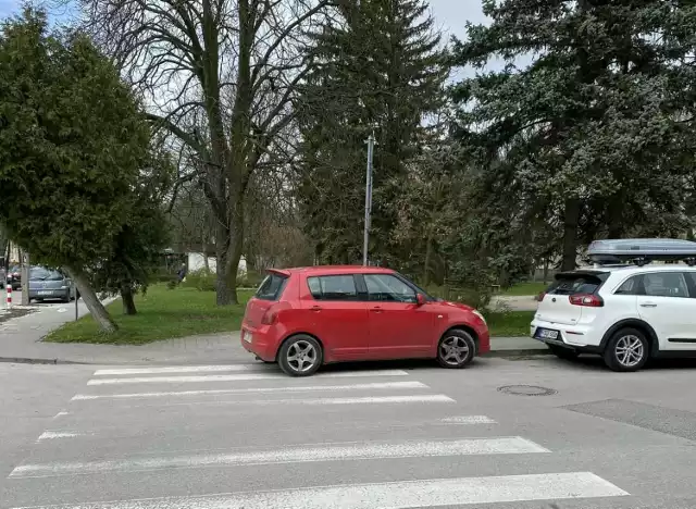 Róg ulic Zagórska i Zielińskiego - auto zaparkowane na... przejściu dla pieszych. Więcej "wyczynów" kierowców a ulicach Kielc na kolejnych zdjęciach.