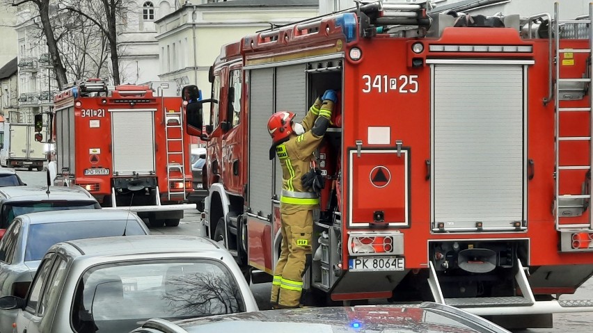 Kalisz: Strażacy wspierają medyków. Wozy strażackie niczym...