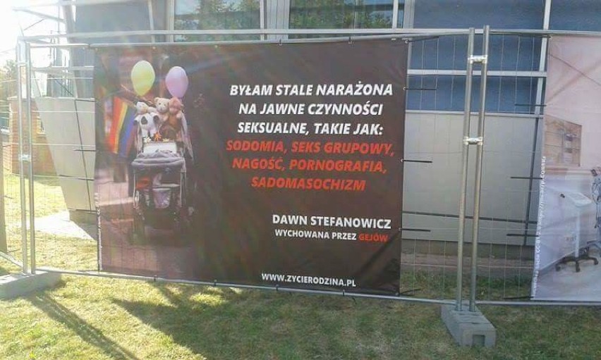 Homofobiczna wystawa w centrum Opoczna wywołała oburzenie mieszkańców