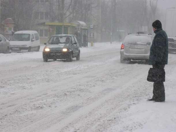 Zima w Słupsku: Trudne warunki na zasypanych drogach!
