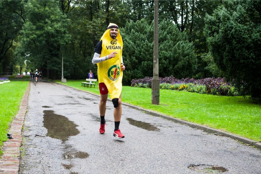 Kiedy widzisz typa biegnącego w stroju banana, wiedz, że jest szybki 