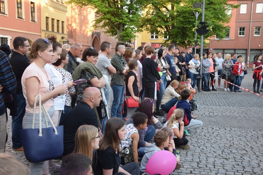 ArtFestiwal w ogniu. Pokazy teatru Fire Arrow w różnych miejscach  