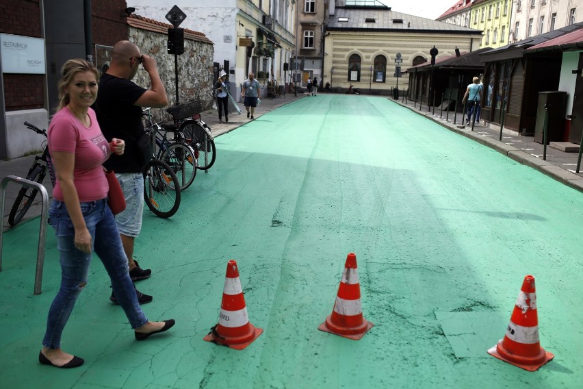 Więcej zieleni w Krakowie? Zieleń na placu Nowym pachnie farbą [ZDJĘCIA, WIDEO]