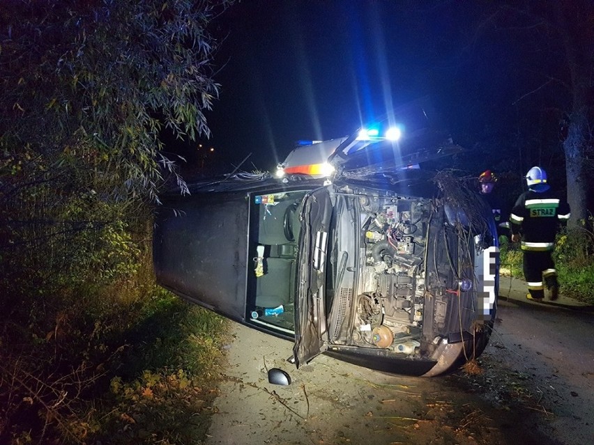 Samochód wypadł z drogi, a kierowca skończył podróż w szpitalu