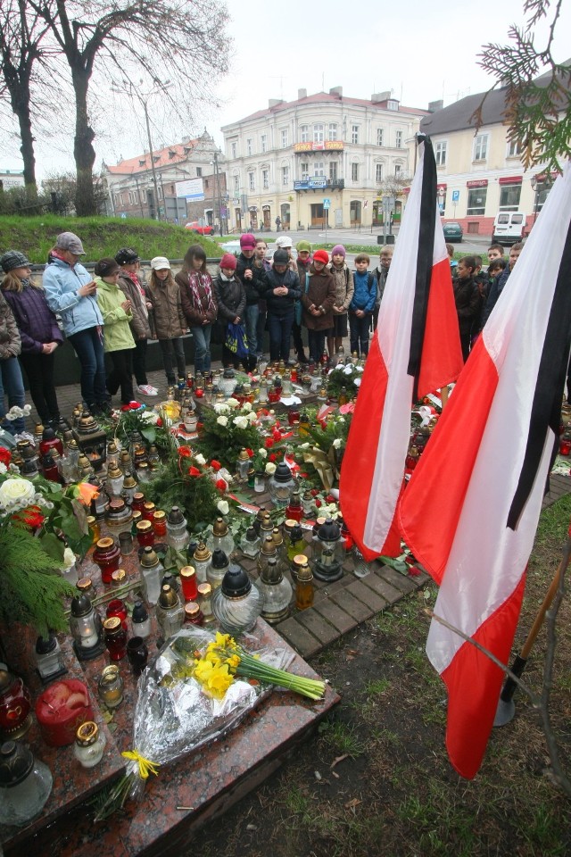 Piotrków: 10. rocznica katastrofy smoleńskiej. Tak piotrkowianie uczcili pamięć ofiar 10 kwietnia 2010 roku