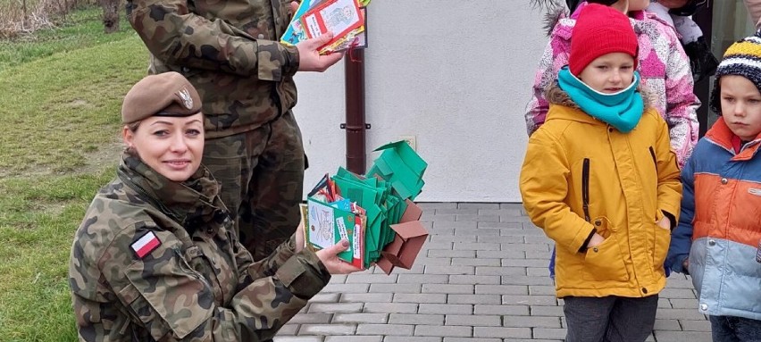Żołnierze WOT dostali kartki od dzieci z placówek...