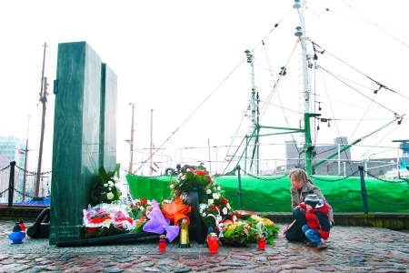 Dorota Łukaszewicz, która w katastrofie &quot;Jana Heweliusza&quot; straciła matkę, pod pomnik przyszła z synem Bartkiem. fot. adam warżawa