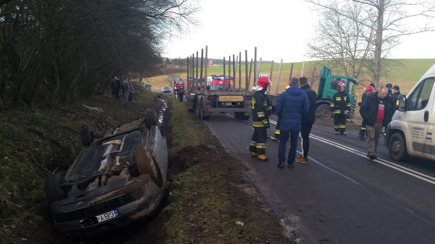 Wypadek na trasie Bytów - Kościerzyna. Jedna osoba trafiła do szpitala [ZDJĘCIA,WIDEO]