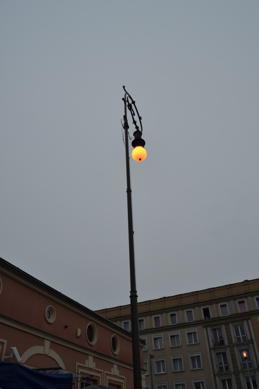 Historyczna lampa stanęła obok ratusza