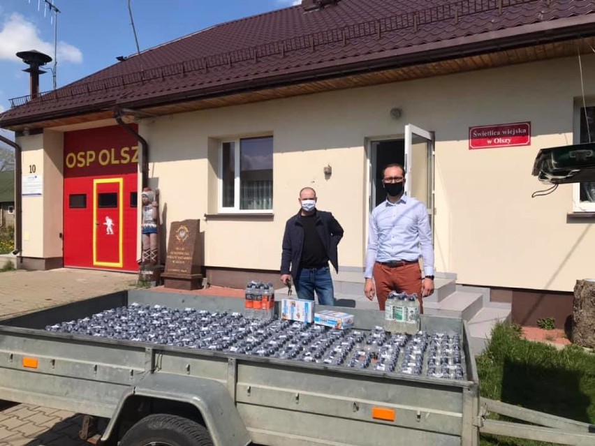 Batony i napoje z Biebrzańskiego Parku trafiły do strażaków ochotników w gminie Dąbrowa Białostocka 