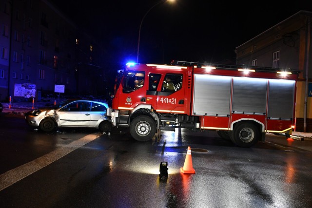 Do zderzenia wozu strażackiego z osobowym fordem doszło na skrzyżowaniu ulic Mickiewicza i Jagiełły w Jaśle