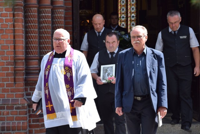 Zamordowana w ubiegłym tygodniu 23-letnia Patrycja została pochowana na cmentarzu parafialnym w Barcinie. Spoczęła w grobie rodziców. Żegnała ją rodzina znajomi i mieszkańcy miasta.


Dlaczego Klaudia i Patrycja zostały zamordowane?
UWAGA! TVN

