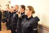 Nowi policjanci na Opolszczyźnie. 25 funkcjonariuszy ślubowało w poniedziałek na sztandar w Komendzie Wojewódzkiej Policji w Opolu
