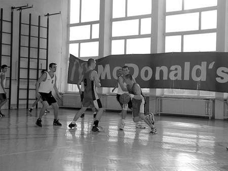 Koszykarze podczas spotkania w hali rybnickiego MOSiR-u.   MARCIN KASPRZYK