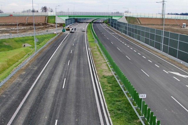 28.11.2012 krakow autostrada a4 krakow tarnow droga budowa afalt tablica oznakowanie bezpieczenstwo budowa straz pozarna n/z zjazd tarnow  wiadukt asfalt przejscie dla zwierzat walec oznakowanie zwezenie drogi bariery fot. anna kaczmarz/polskapresse dziennik polski