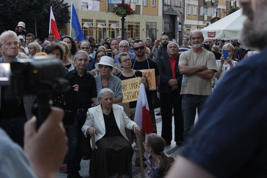 Niedzielny protest w sprawie sądów w Legnicy [ZDJĘCIA]